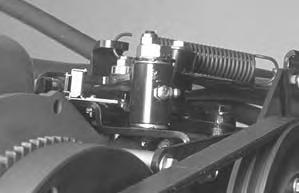 Kontrollera hydraulledningarna och slangarna Kontrollera hydraulledningarna och slangarna dagligen för att se om det finns tecken på läckor, vridna ledningar, lösa fäststöd, slitage, lösa beslag,