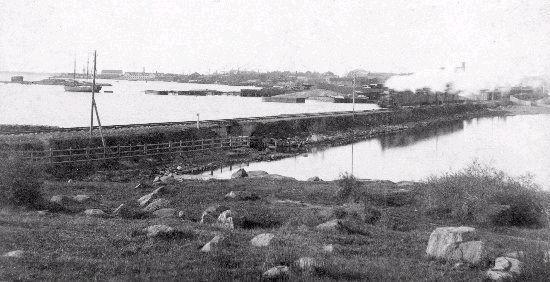 Figur 4. Tåg på väg norrut mellan Pottholmen och Pantarholmen före 1889 Mall: Fel! Okänt namn på ver Fel! Okänt namn på Brittas berg är beläget ungefär vid nuvarande lokstallarna på Pottholmen.