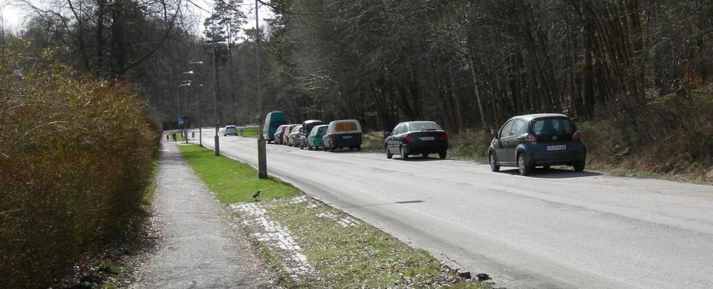 11 Reglering av gatumarksparkering Längs Smörslottsgatan är det förbjudet att parkera, men Robertshöjdsgatan har oreglerad parkering.