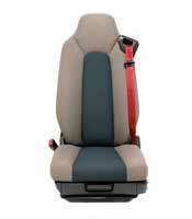 Bägge stolarna har smutsavvisande vävd textilklädsel och kan levereras med integrerade säkerhetsbälten i rött eller standardfärgen svart. Tyst hyttmiljö.