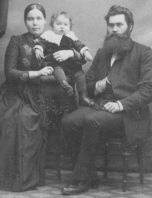 . T v: Emil Granath med hustrun Fina och sonen Paul.
