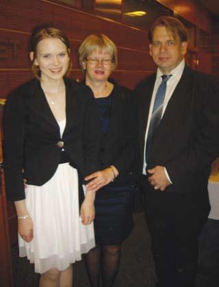 Ellinor Westerlund och Oscar Lönnholm var programledare......liksom också Robin Hänninen. Familjen Ahlskog i festskrud.