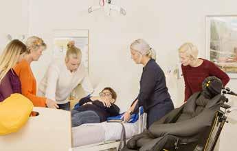 1 MANUELLA FÖRFLYTTNINGAR Fyra dagar Nicola Parmelund leg. fysioterapeut Att hantera förflyttningar på rätt sätt är av avgörande betydelse både för patient och vårdpersonal.