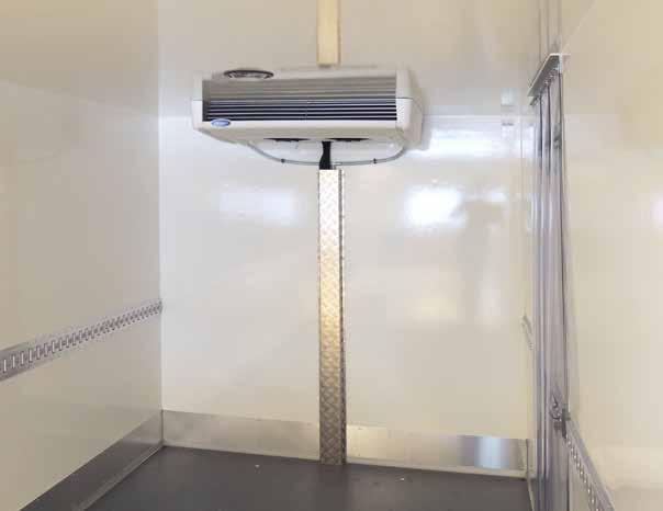 Framstammen är krocktestad och extra förstärkt vid kylaggregatet. Sparkplåtar i aluminium, ca 250 mm upp på väggar och framstam. Lastlåsskenor på väggar 900 mm över golv. LED-belysning med sensor.