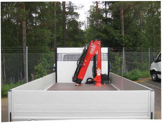 Fassikran på Ydreflak Kranen monteras höger fram på flak och är utrustad med 2 st hydrauliska utskjut och 2 st hydrauliska stödben. Stödbenen har svirvlande stödplattor och är svängbara. M.O.