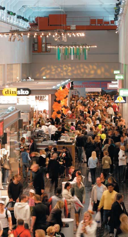 Gångvägen från Sickla station samt galleriainteriörer Sickla Galleria bevarar i den höga före