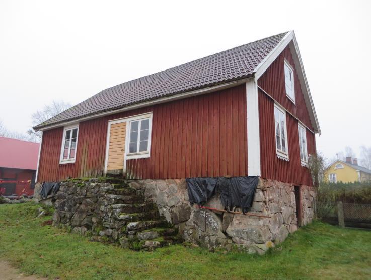 utvändigt och invändigt. Med ursprungliga ytor och detaljer, som t.ex.