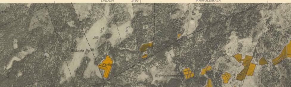I sydost vid Lillsjön och intill Hägnamossen, i sydväst vid Karlflyet intill Brända fly och i nordväst vid Fänet, utdikad sjömark. Båtsmanstorpet med odlingar syns också söder om Södra Lindön.