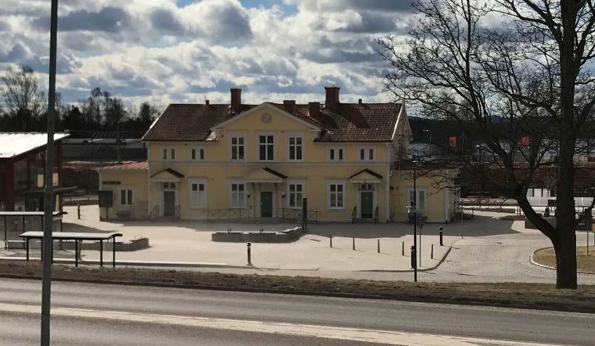 Mora järnvägsstation Stationshuset uppfördes åren 1889-1891 i samband med att Mora-Vänerns järnväg byggdes. Fasaden är gulmålad och taket täckt av tegel.
