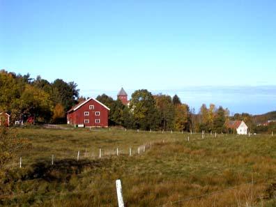 Från Bokenäs nya kyrka och framförallt från Norgården norr om nya kyrkan, har man mycket god överblick över landskapsrummet.