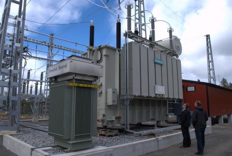 Transformatorstationer Upp till fem transformatorstationer kan komma att behöva anläggas längs med kraftledningen för att möjliggöra anslutning av hela vindkraftanläggningen.