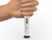 ➐ Sätt AVONEX PEN på huden Håll pennkroppen i rät vinkel mot injektionsstället med ena handen. Se till att pennans fönster är synliga. Tips: Tryck inte på den blå aktiveringsknappen för tidigt.