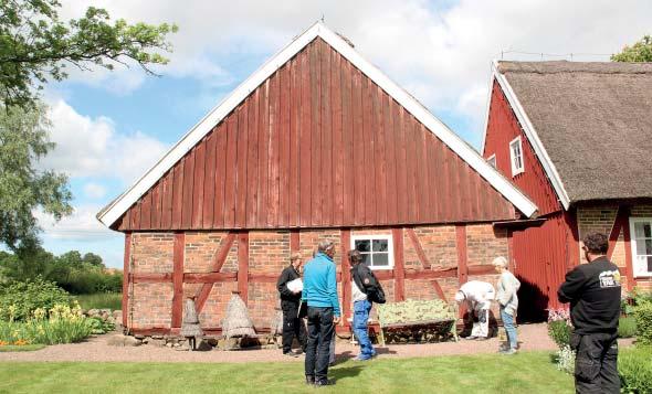 Stallängans södra gavel före och efter åtgärd. Stallängan Stallängans södra gavel har åtgärdats. Korsvirkets tegelfack har foglagats med kalkbruk levererat från Målarkalk i Hyllinge.