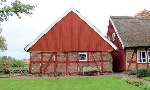Den har därför bytts mot en något bredare gjord med vattbrädorna på gårdens övriga byggnader som förebilder. Korsvirkestimran och gavelröstets panel har rödfärgats.
