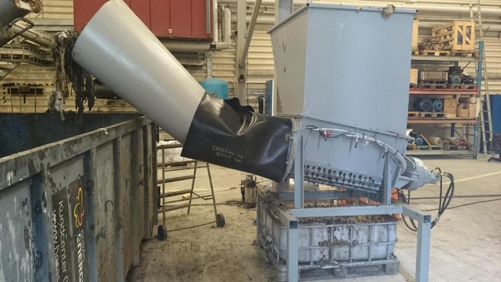 Figur 4. Skruvkrossen uppställd för testkörning på Borås Energis anläggning. I detta projekt undersöks även slurry av matavfall som har förbehandlats med en så kallad Food Waste Mill.