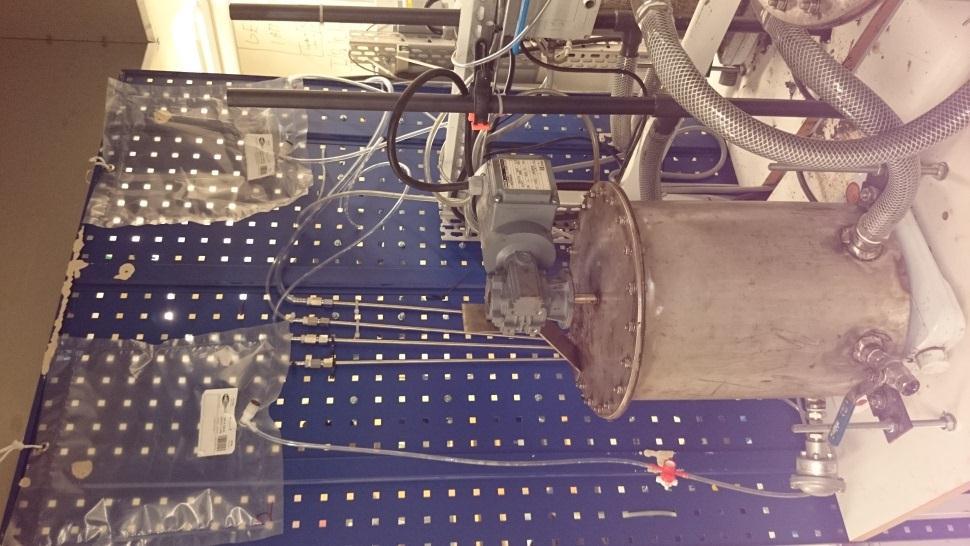 Gaspåse Motor till omrörning Reaktorn Inmatning Utlopp rötrest Figur 6. Laboratorieuppställning av reaktor. Figur 7.