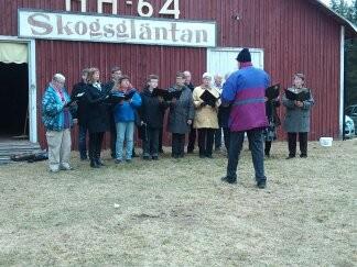 Vi firar Valborgsmässoafton på Skogsgläntan i Guxås Brasan tänds ca 20.