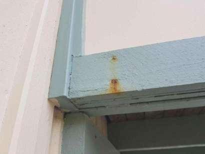 Balkong Mindre rötskada noterades i balkong på baksidan. Dessa bedöms ej ha lett till några bakomliggande skador. Men man bör byta ut de delar som är rötskadade.