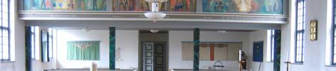 Det senare tillkomna församlingshemmet utgör ett stilistiskt brott mot den arkitektur i vilken kyrkobyggnaden uppfördes i men är ett tydligt exempel för sin tid.