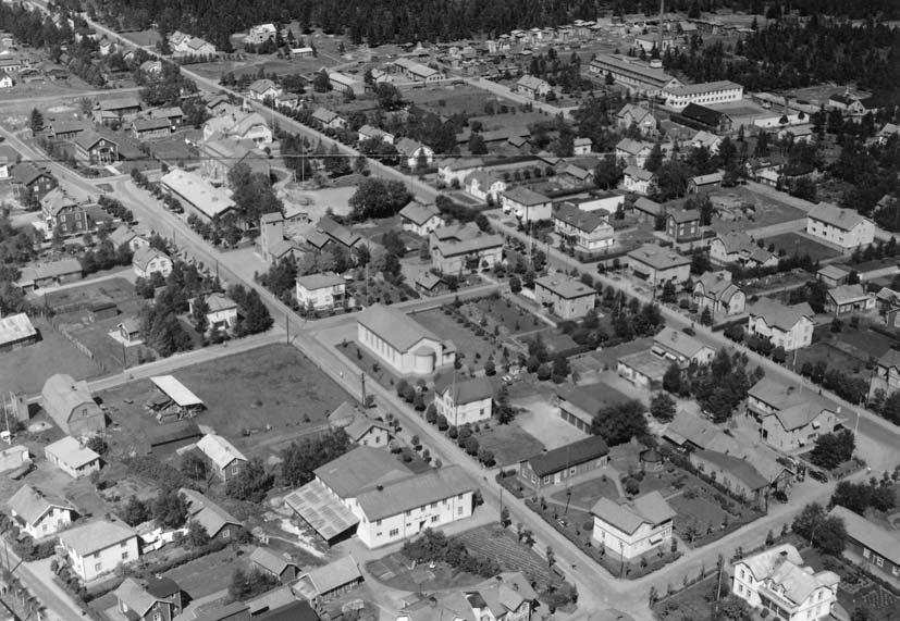 Beskrivning och historik Kyrkomiljön Skillingaryds kyrka ligger mitt i Skillingaryds samhälle. Kyrkobyggnaden är uppförd i hörnet Östra Vasagatan och Skolgatan.