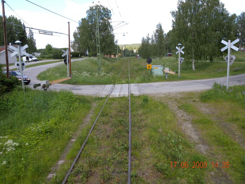 Inledning Denna Idéstudie är upprättad för att visa olika alternativ för om- eller nybyggnad av Väg 622, där vägen korsar järnvägen mellan Kilafors och Söderhamn, vid Landafors.