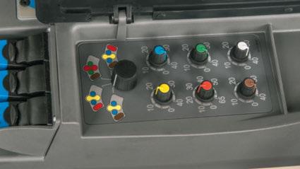 Du har full kontroll med knapparna på den bekväma multifunktionsjoysticken: Trepunktslyft, hydraulventiler, farthållare och körhastighetsreglage.