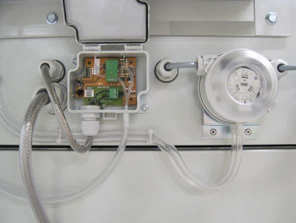 6. Anslut DPT (Differential Pressure Transmitter/differentialtryckavkännaren) för regenereringsfläkten. Undersidan av DPT är markerad med plus (+) och minus (-) på de två anslutningarna.