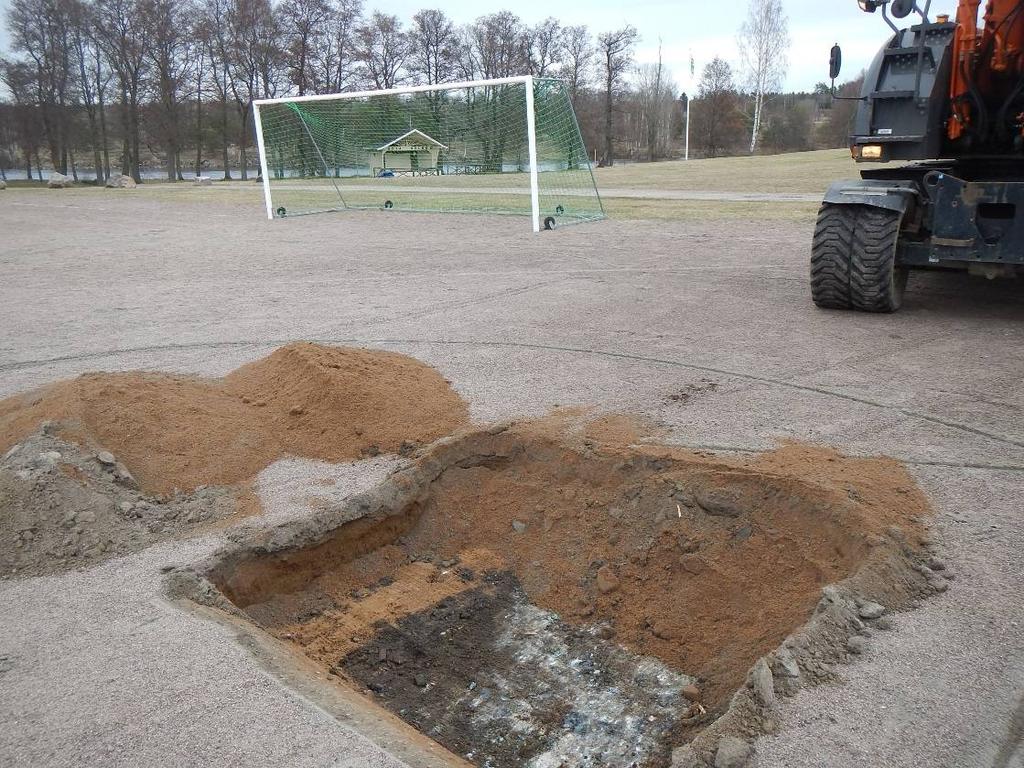Strax under ytan påträffas slagg och annat fyllnadsmaterial. Figur 16.