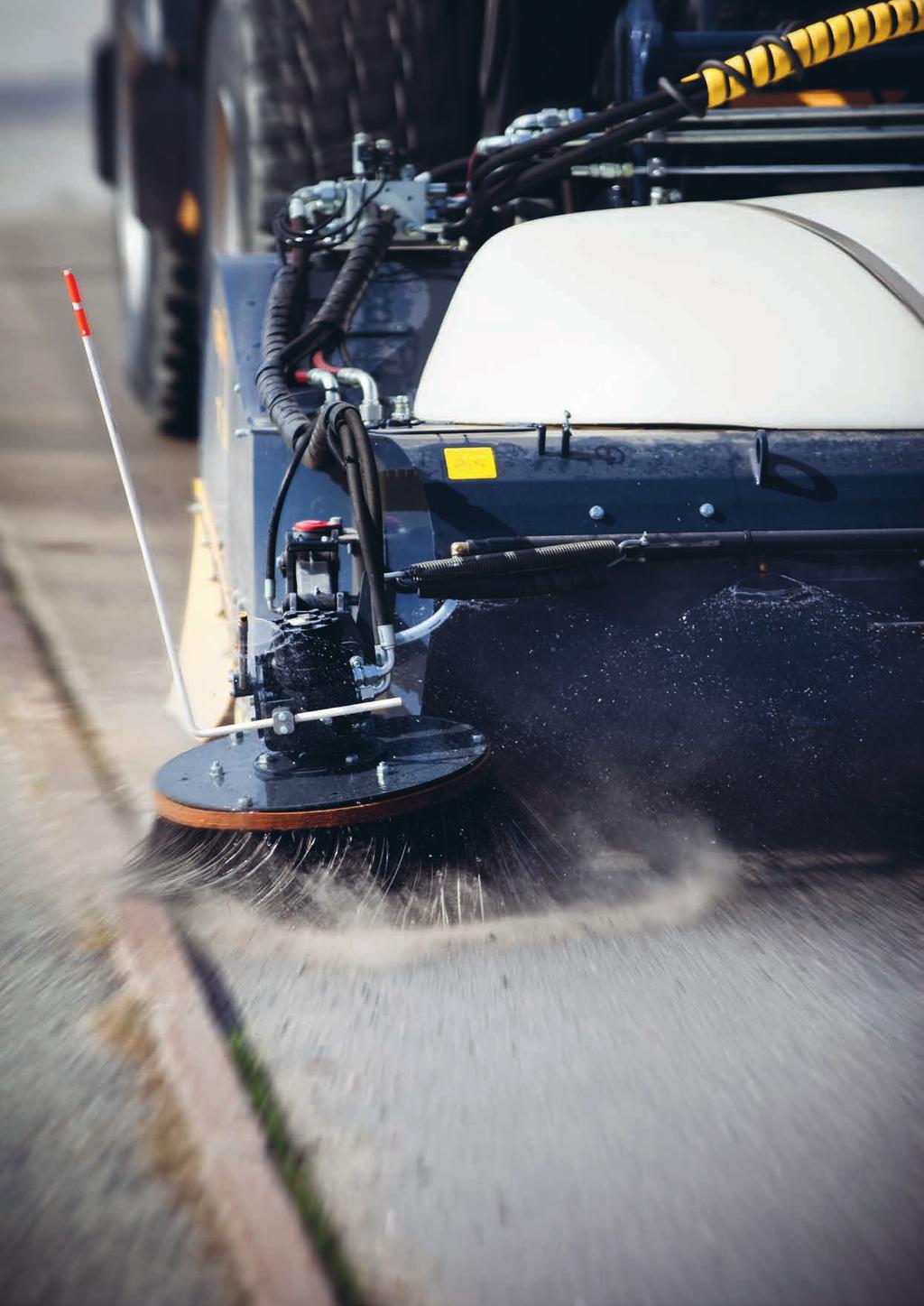 Sopa rent och effektivt Snabb och enkel hantering Med Drivex upptagande frontsop T-250B kan du som förare