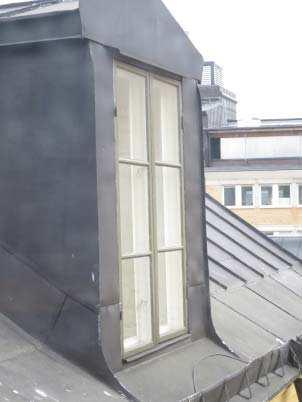 Värdebärande byggnadsdelar och detaljer Exteriör Rikt ornamenterad gatufasad i puts.