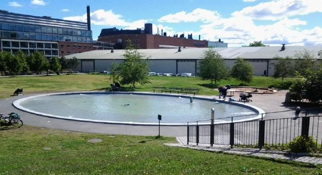 Kristinebergsparken sandlåda nära dammen som utgör ett problem.