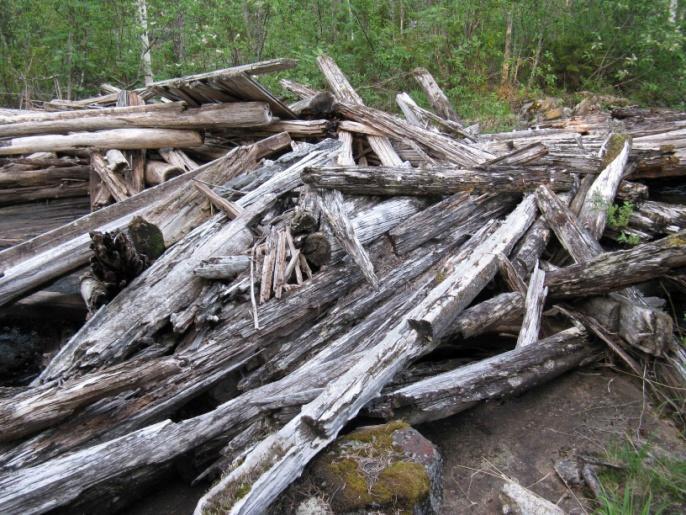 Bäcken är ca 1,5 km lång och var innan restaureringen ca 1-3 meter bred.