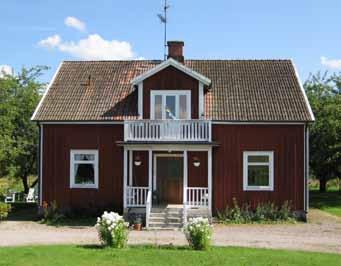 rummen. I köket finns elspis, fläkt och äldre köksinredning. Separat köksentré finns med uppgång till övervåningen samt nedgång till källaren.