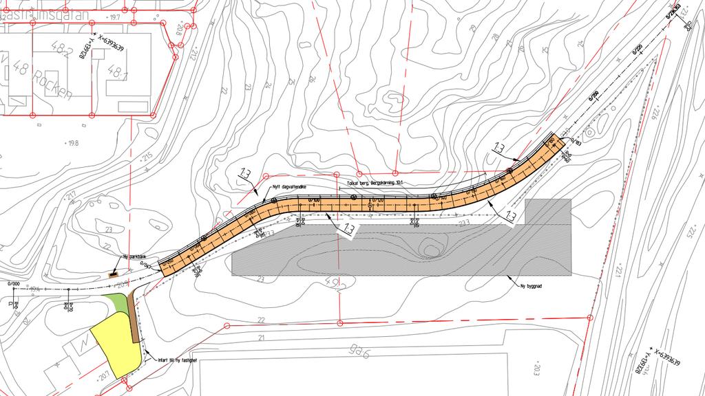 Till skillnad från i alternativ 1 dimensioneras vändplatsen för backvändning och tar därför lite mindre plats jämfört med alternativ 1 samt tas marken framför transformatorstationen i anspråk.