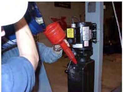 Justering av kablar Fyll på oljebehållaren med 11,5 liter AW-32 eller ISO-32 hydraulolja. Viktigt!