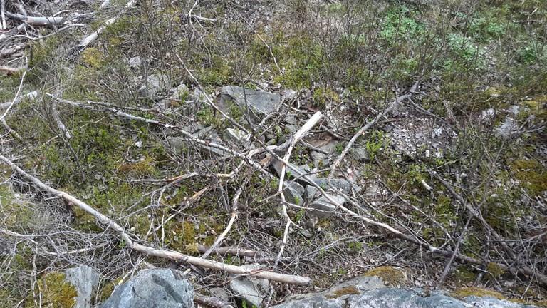 Av de fem tidigare okända lämningarna inom utredningsområdet är Objekt 1 ett gränsmärke som ligger på ett bergskrön vid områdets norra gräns.