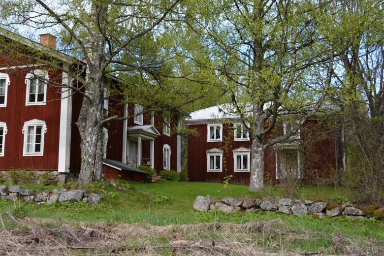 8 Många av gårdarna i Gullberg har stora boningshus, byggda runt 1860. Här har funnits skola och affär och det fanns också tidigt bil i byn som haft runt 100 invånare som mest.
