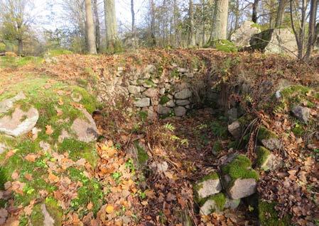 BILDER Fyra olika lämningar, grunder, efter jordkulor. De har fungerat som primitiva bostäder under 1800-talet (kanske 1700-talet).
