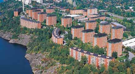 Med sina putsade ljusbeiga fasader och generösa fönsterytor skapar de en kontrast mot områdets i övrigt röda