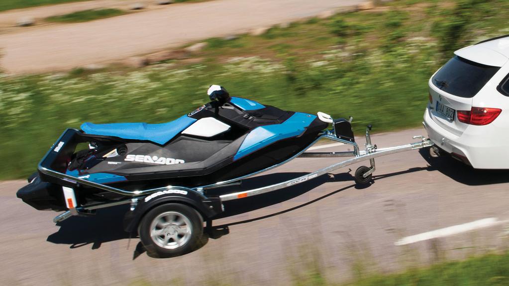 40 SEA-DOO-SLÄPVAGN CLICK & GO Mjuk design som skyddar både vattenskotern och användaren, utan några vassa kanter som kan skada huden eller vattenskoterns botten.