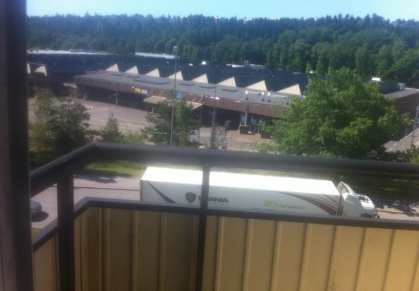 Södertälje Laxen 8 Vy mot spåret från vardagsrum/balkong Mätning Mätningen utfördes 2015-07-02 mellan 10:00 11:30 utomhus dikt an fasad (+6 db) och inomhus i vardagsrum med fasad mot spåret.