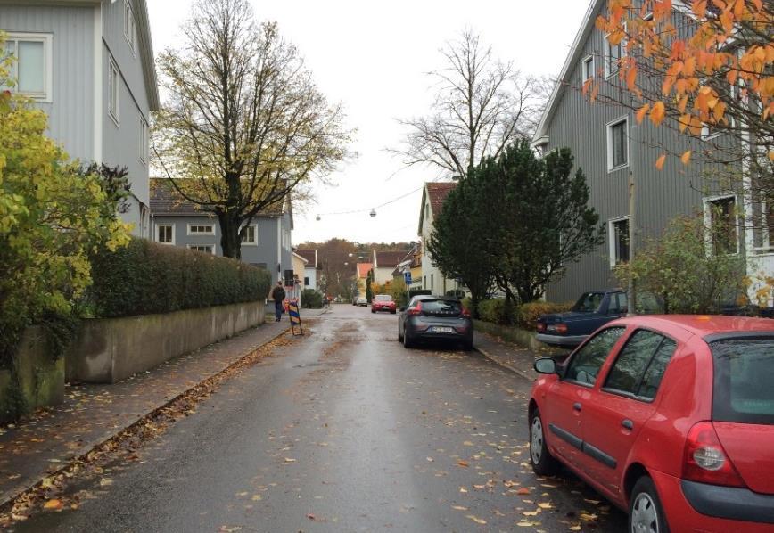 Gång- och cykelstråken på både sidor av gatan framgår också. Farthinder finns för att sänka hastigheten.