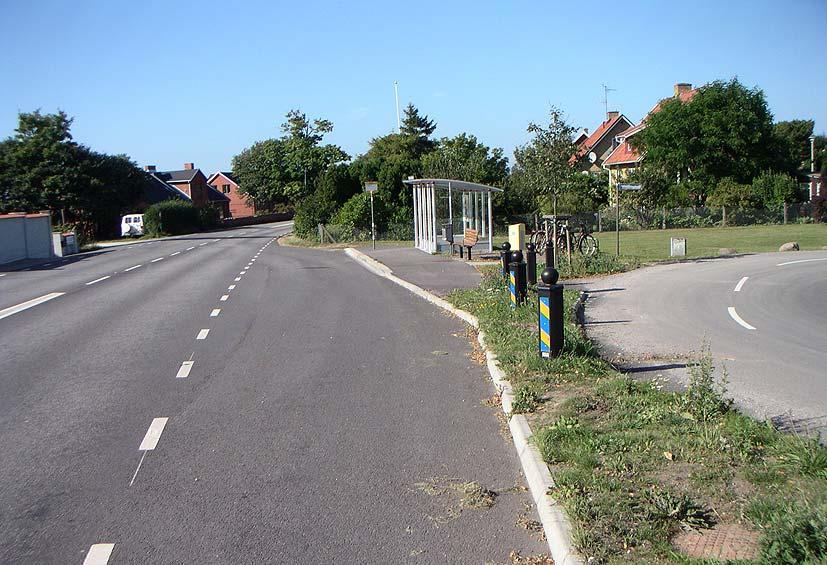 I hållplatshandboken redovisas mått på hur lång inkörningsyta och hur lång perrong som behövs för att bussarna ska kunna angöra hållplatsen på ett bra sätt.