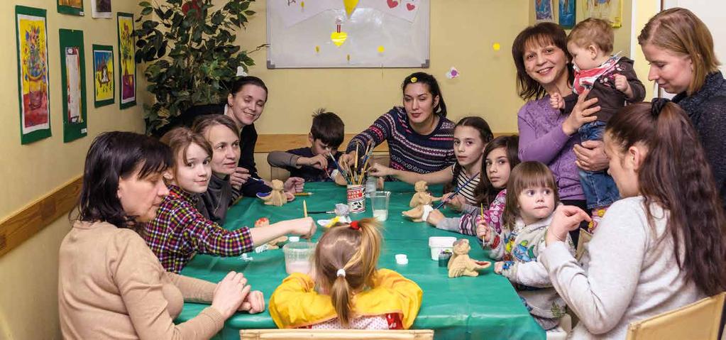 Tanja tillsammans med mödrar och barn i krishemmet i S:t Petersburg Vadim och Tanja har fått arbeta