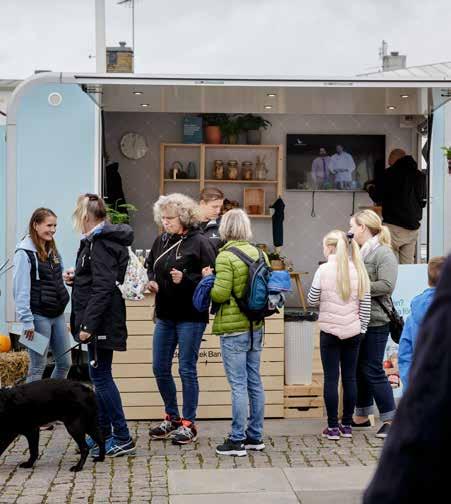 I genomsnitt hade gårdsbutiken 4 000 besökare i veckan under högsäsong som var under juli månad. Det har gått över förväntan och vi har haft sjukt mycket besök.