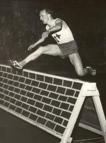 Stor Grabb nr 190 Gunnar Sösdala Karlsson-Tjörnebo (1927-2009) 3000m hinder 8,41,2 Gunnar blev 5:a på 3000 m hinder i OS i Rom 1960. Han fick en silvermedalj i NM 1961.