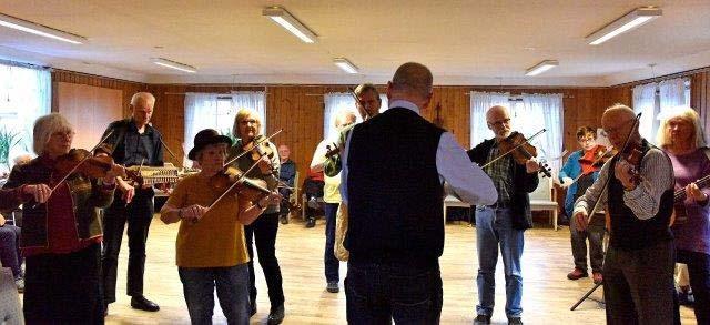 4(6) Höstens Gillestugor i Bredäng Stockholms spelmansgille brukar ju avsluta månadens övningar med en Gillestuga, en spelträff på Jakobsbergs gård i Bredäng.