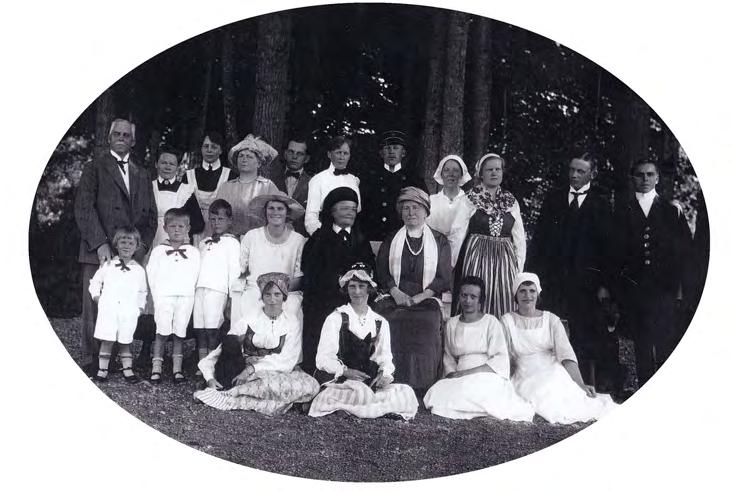 I Borgmästargårdens trädgård sommaren 1923 I mitten i bakre raden står kokerskan Elin. Elin bodde i den röda byggnaden som nu används som vaktmästeri och kopieringsrum.