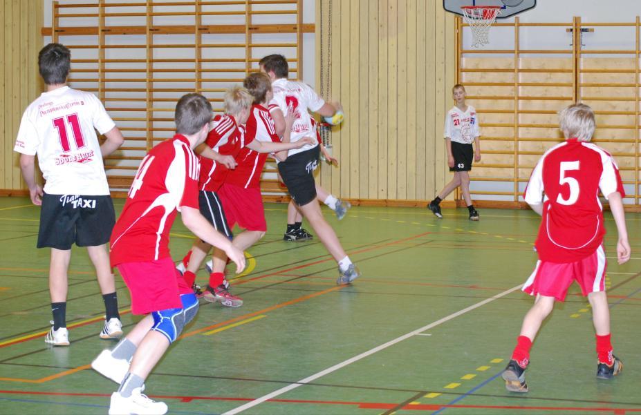 Vår strävan är att försöka vara med på de utbildningar som anordnas i Västerbotten av handbollförbundet för att på så sätt försöka säkerställa ledarrekryteringen så att vi är rustade för att kunna