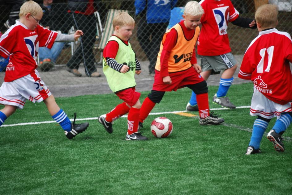 Utbildning Vi genomförde SvFF:s helt nya tränarutbildning. Det var 13 ledare som gick den utbildningen. Dessutom har 17 flickor och pojkar födda -94 och -93 gått vår domarutbildning.